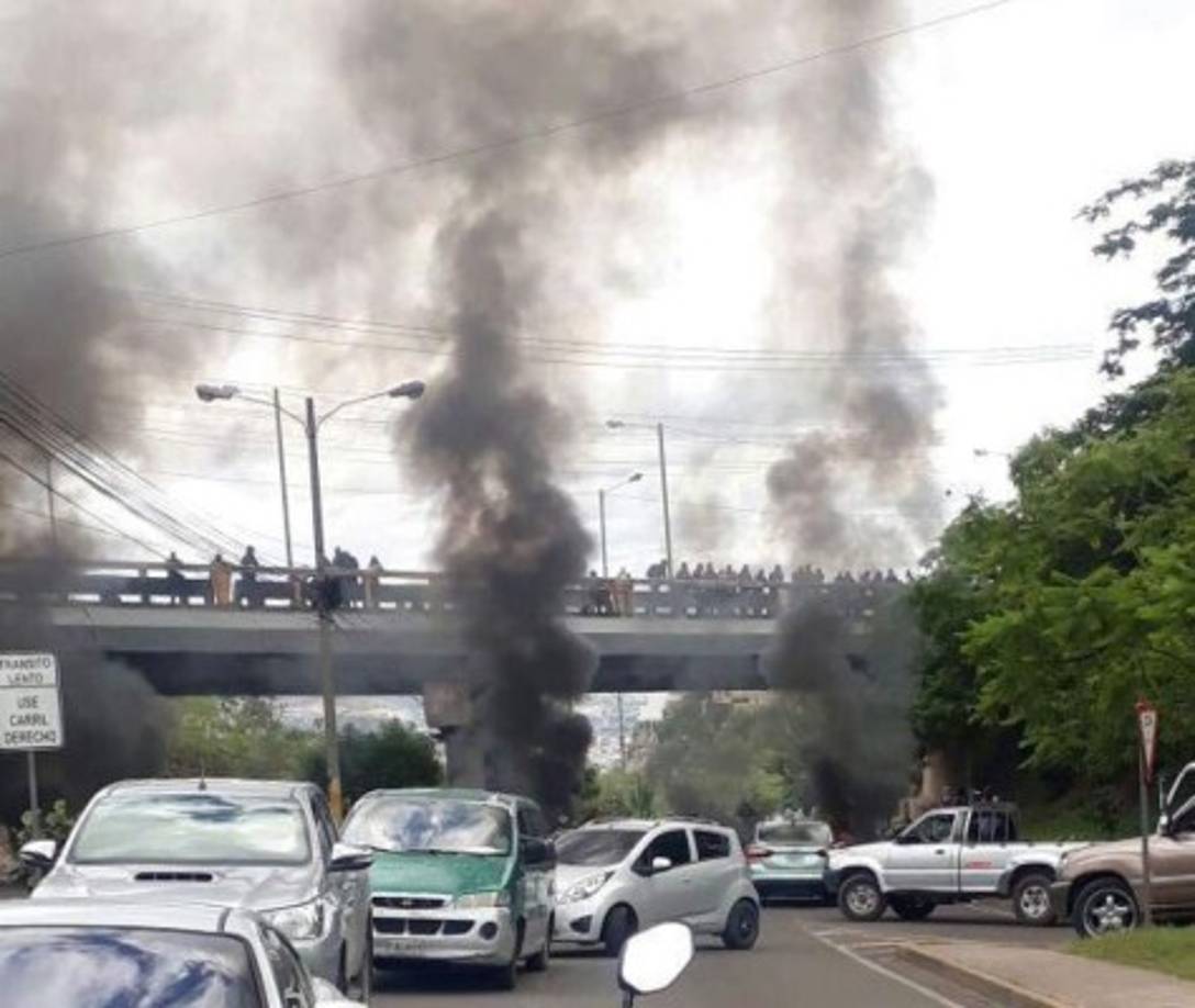 Con quemas de llantas y barricadas improvisadas, los estudiantes bloquearon el paso que conduce a la basílica menor de Suyapa. <br/>