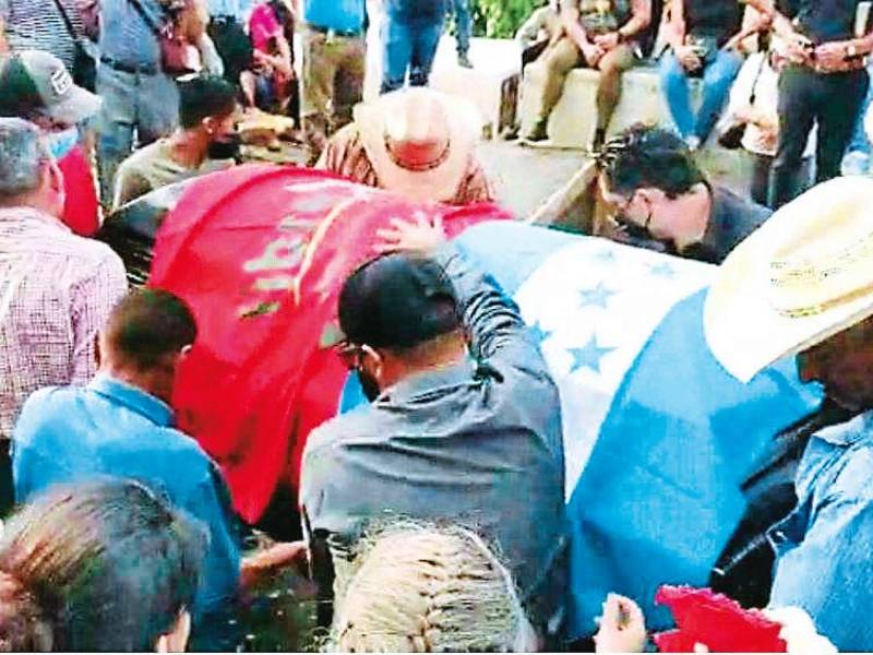 <b><span class=mln_uppercase_mln>Despedida.</span></b> Los familiares y amigos participaron en el sepelio.