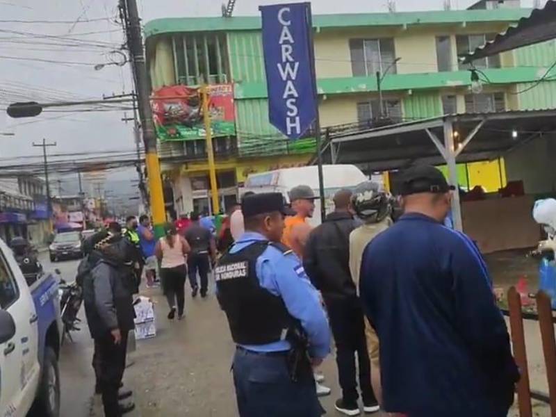 Policías y pobladores de El Progreso frente a la escena del crimen.