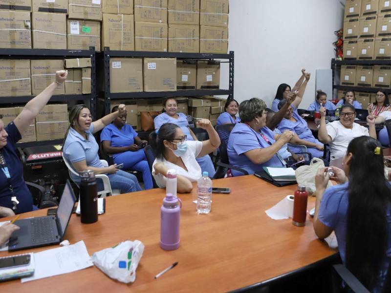 Enfermeras del Centro de Salud Paz Barahona exigen que se les de un reajuste salarial, pues es un derecho que Sesal debe honrar.