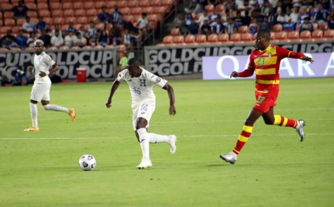 Boniek García conduciendo el balón mientras es seguido por Jamal Charles, ex jugador del Real España y actualmente en la Real Sociedad de Tocoa.