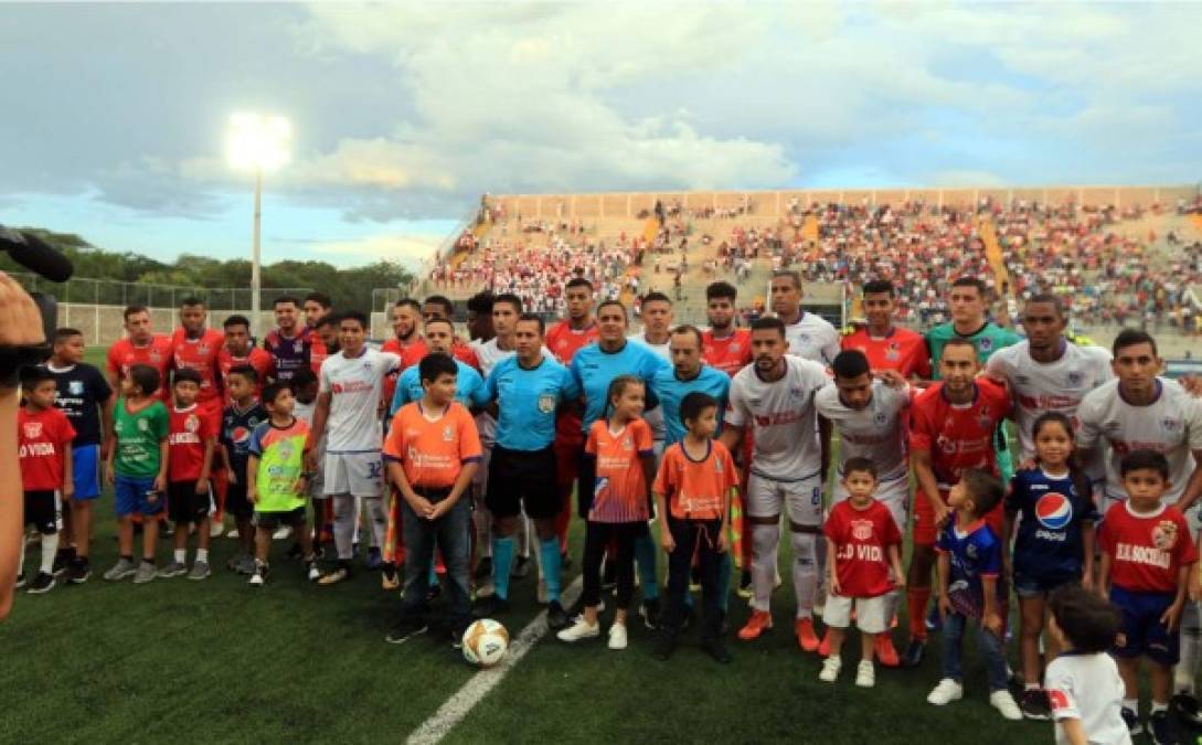 Ejemplar. La UPN, como equipo local, ha promovido la paz en los estadios y el fútbol con niños vestidos con el uniforme de cada equipo de la Liga Nacional, previo al partido ante el Olimpia.