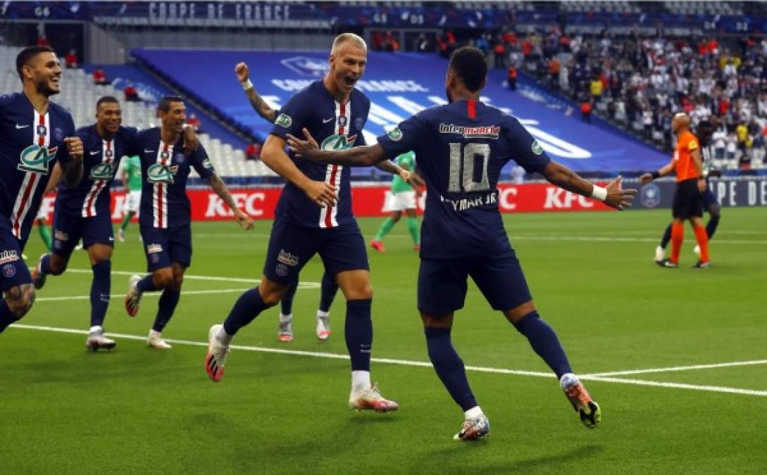 Los jugadores del PSG corren a celebrar el gol con Neymar.