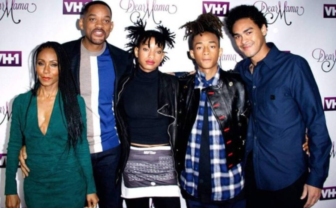 - Will Smith-<br/><br/>La hija menor del actor y Jada Pinkett Smith, Willow Smith, se declaró en una entrevista con su madre, publicada en Red Table Talk en junio de 2019. Además de afirmar que es bisexual, la cantante y modelo dijo que no tendría problema en tener una relación poliamorosa, que involucra a varias personas.<br/><br/>“Amo a hombres y mujeres por igual', dijo la joven, de 19, 'No soy el tipo de persona que busca constantemente nuevas experiencias sexuales. Me enfoco mucho en la conexión emocional y siento que si encontrará a dos personas de diferentes géneros con las que realmente me conecté y tuviéramos una conexión romántica y sexual, no sentiría la necesidad de seguir buscando.'