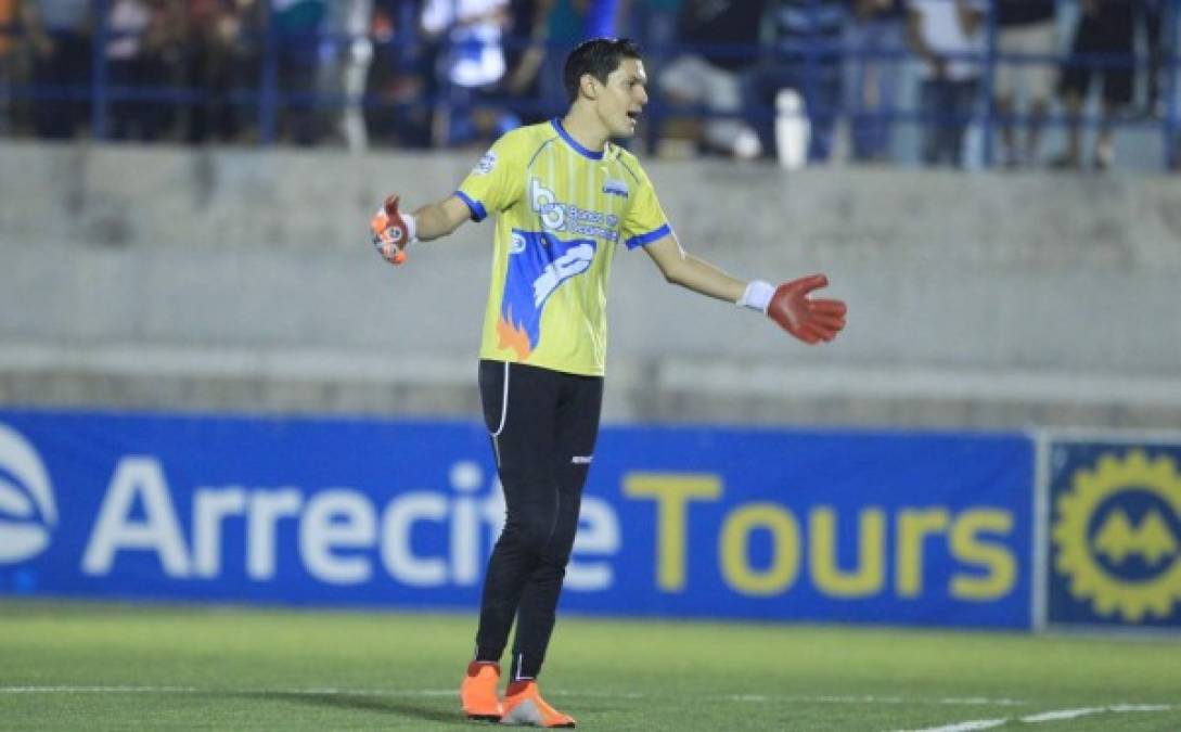 El portero de la UPN, Jordy Castro, se lamenta por el autogol que hizo su compañero Ronald Montoya.