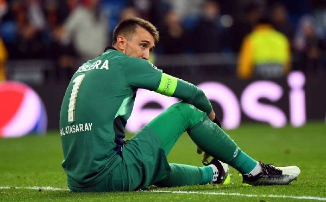 La tristeza del portero uruguayo Fernando Muslera tras recibir seis goles ante el Real Madrid.