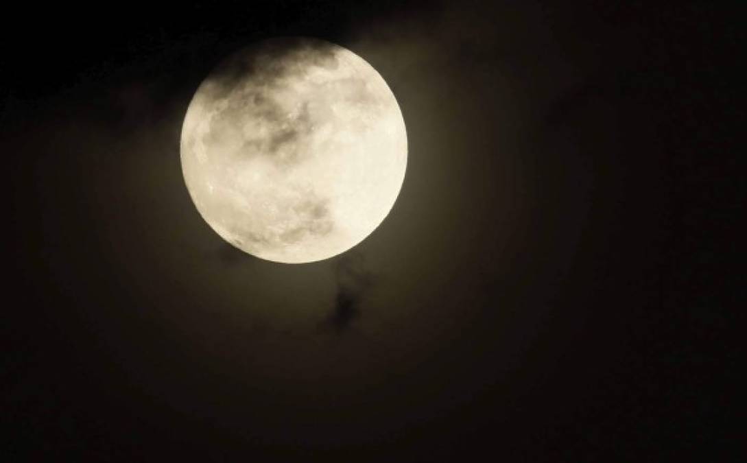 La luna que nos arropó en San Pedro Sula, mientras se jugaba el partido Real España-Platense.