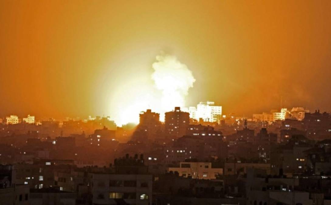 Al menos 20 personas, incluidos nueve niños y un alto comandante de Hamás, murieron el lunes por la noche en ataques atribuidos al ejército israelí en la Franja de Gaza en respuesta al lanzamiento de un centenar de cohetes desde ese enclave palestino, tras nuevos enfrentamientos en la Explanada de las Mezquitas, tercer lugar santo del islam.