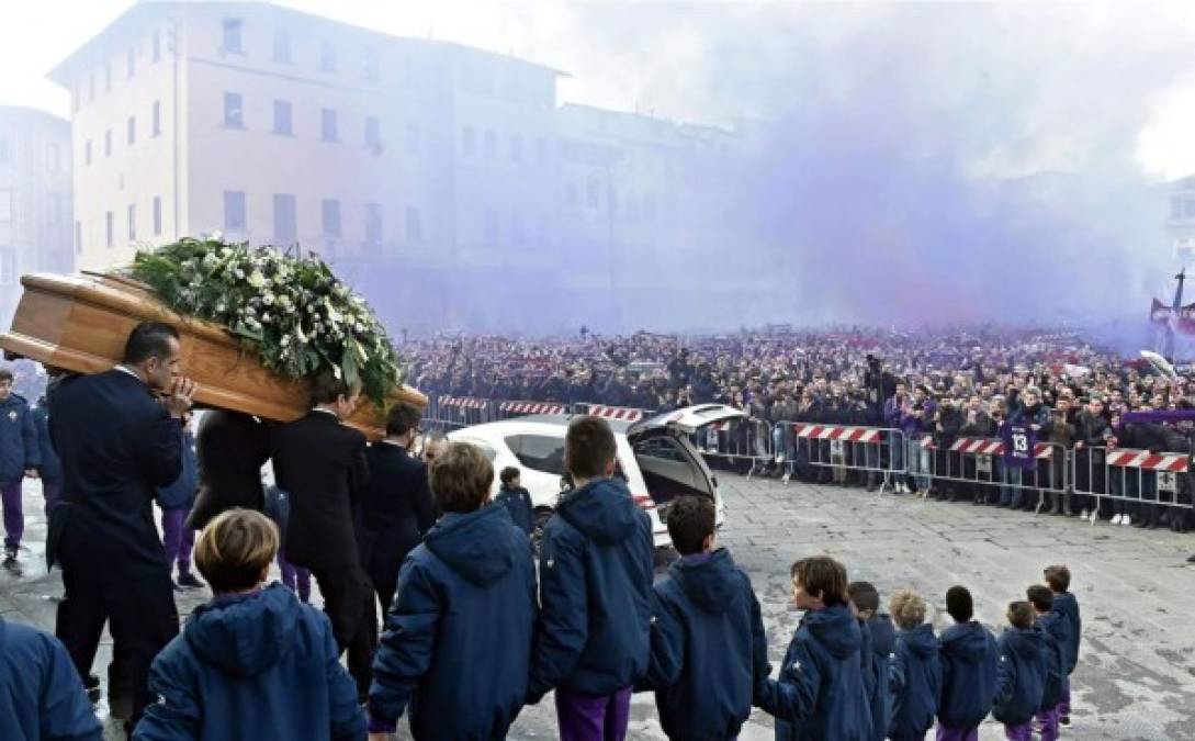 El funeral en la Basílica de la Santa Cruz de Florencia contó con la presencia de familiares, amigos, jugadores y representantes oficiales del fútbol italiano, además del público reunidos en el exterior.