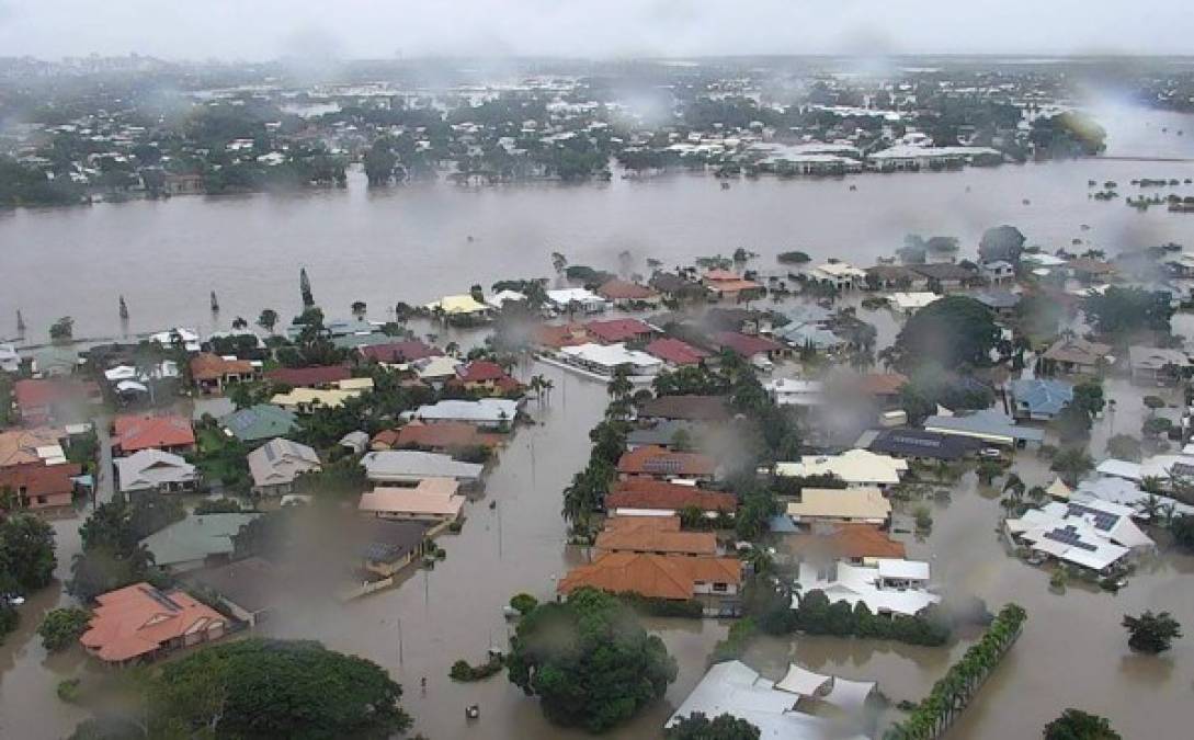 El noreste de Australia se ha visto golpeada por un histórico y persistente diluvio que hace temer nuevas inundaciones.