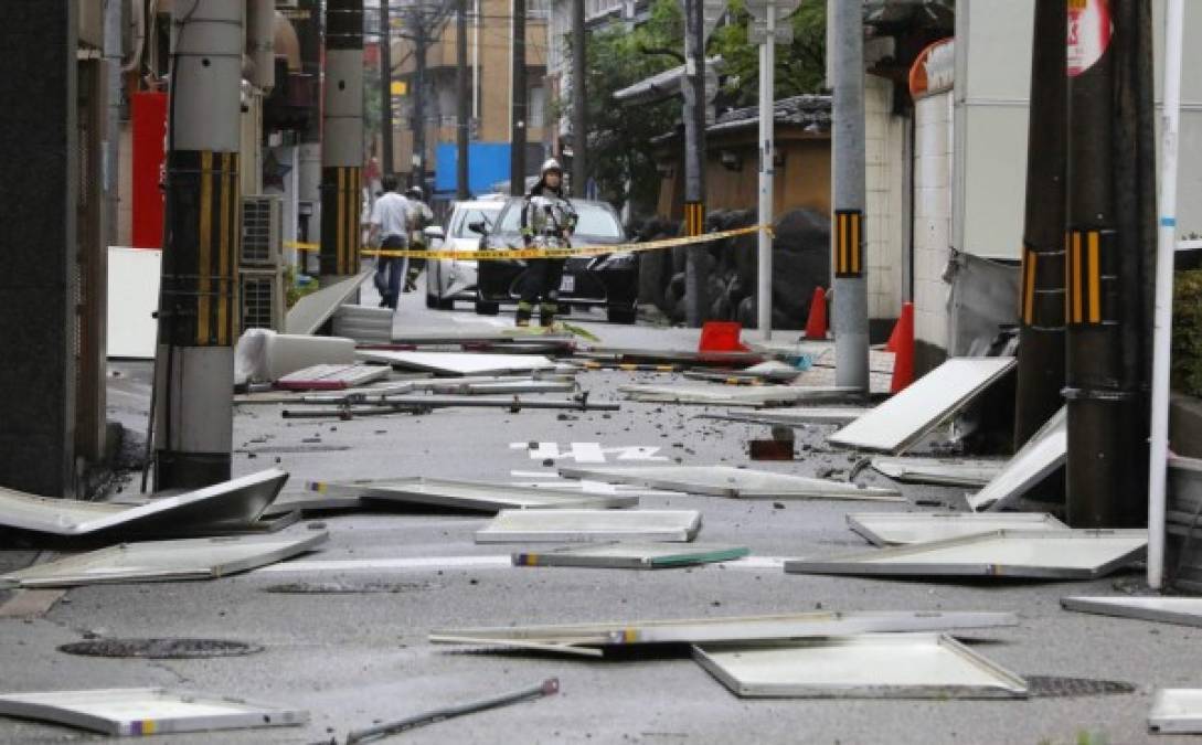 Varios lugares turísticos en las ciudades de Osaka, Kioto y Nagoya resultaron severamente dañados por el ciclón.