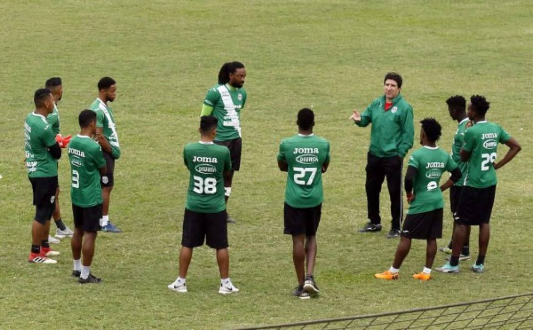 Héctor Vargas, entrenador del Marathón, admitió que ya piensan en la conformación del plantel para la próxima temporada. 'Hablamos un poco de eso pero tendremos otra reunión para definir los refuerzos. Tenemos pensado tres jugadores y habrá que ponerse de acuerdo si el equipo los puede traer pero primero es lo de los salarios y luego podemos seguir trabajando con normalidad'.