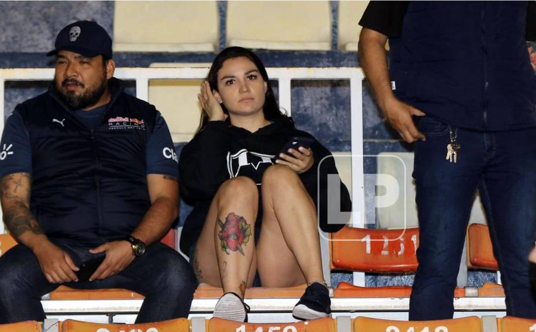 Esta hermosa joven cautivó en el estadio Nacional a más de uno. ¿Quién es?