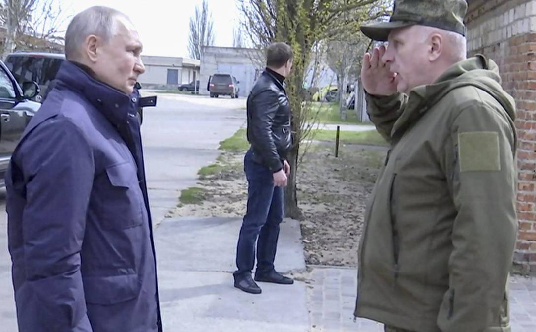 <b>Putin</b> se reunió allí con el comandante de las fuerzas aerotransportadas rusas, el general Mijaíl Teplinskiy, y otros altos cargos militares para hablar de la situación en las regiones de Jersón y Zaporiyia, cuya anexión también fue reivindicada por Moscú en septiembre.