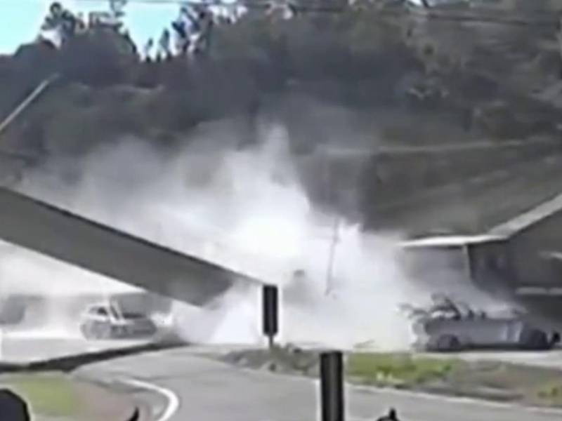 Captura de un video en el que quedó registrado el desplome de un puente peatonal que provocó la muerte de dos personas en Sao Paulo (Brasil). EFE