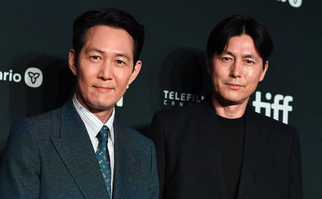 El actor y director surcoreano Lee Jung-jae (izquierda) y el actor Jung Woo-sung.