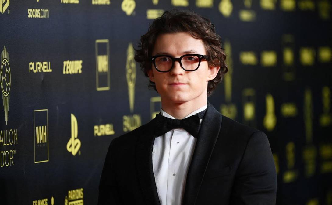 El actor británico Tom Holland, que protagoniza a “Spider-Man: No Way Home”, también se hizo presente a la gala del Balón de Oro 2021.