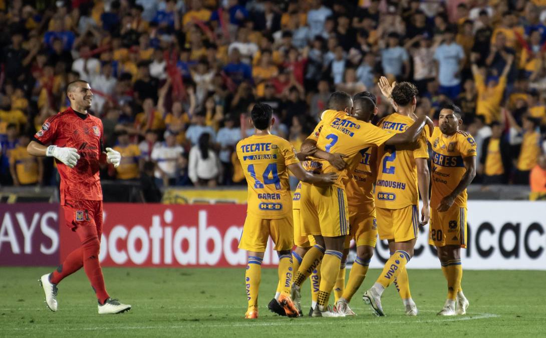 Los <b>Tigres</b> de México avanzaron a las semifinales de la Liga de Campeones de la Concacaf-2023 este jueves al vencer 5-0 al Motagua de Honduras, en el partido de vuelta de su serie de cuartos de final jugado en el Universitario.