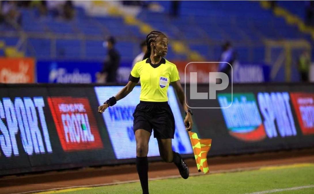 La árbitra asistente Jassett Kerr, de Jamaica, durante el partido entre Honduras y Canadá.