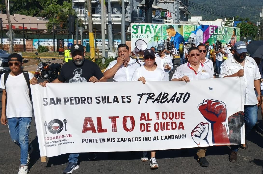 Dueños de bares, discotecas y restaurantes protestan contra el toque de queda en SPS