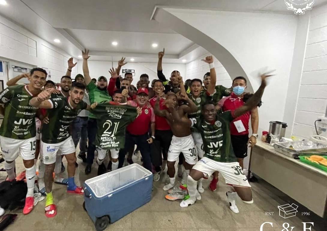 La plantilla del Marathón celebró en los camerinos la victoria lograda ante Olimpia.