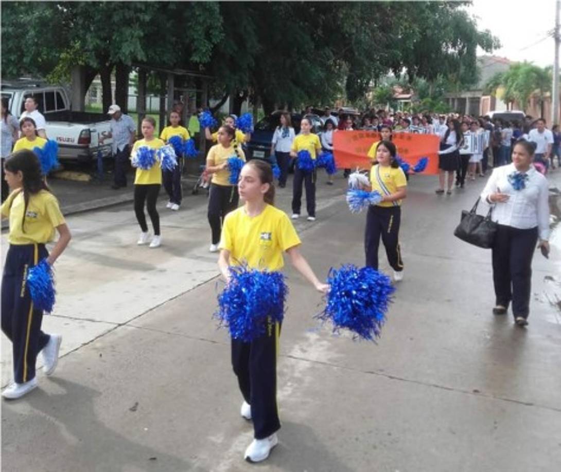 Las lindas pomponeras del Instituto Bilingüe Del Valle.
