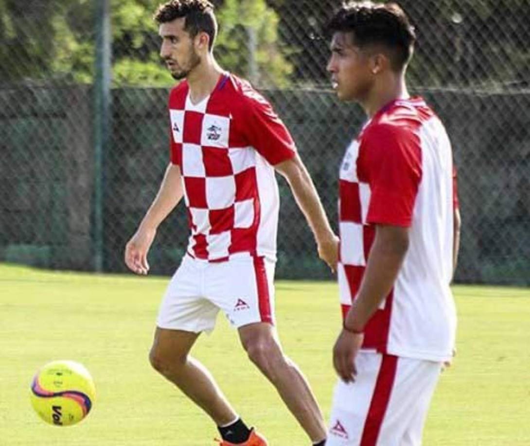 Michael Chirinos: El delantero hondureño ya es oficialmente nuevo legionario catracho ya que se incorporó a la pretemporada del club Lobos BUAP de la primera división de México.