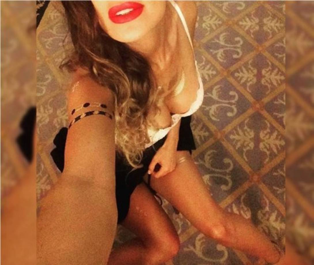 Ella realiza presentaciones en diversos bares de su ciudad en San Petersburgo, Rusia.