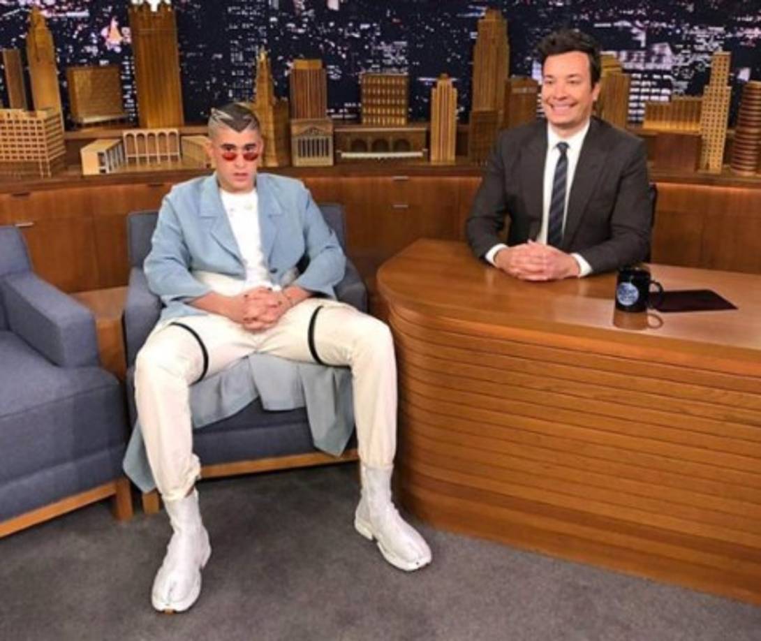 El 26 de septiembre Bad Bunny sorprendió al mercado anglo al cantar 'Estamos Bien' en el show de Jimmy Fallon. ¡Vaya atuendo el que eligió!