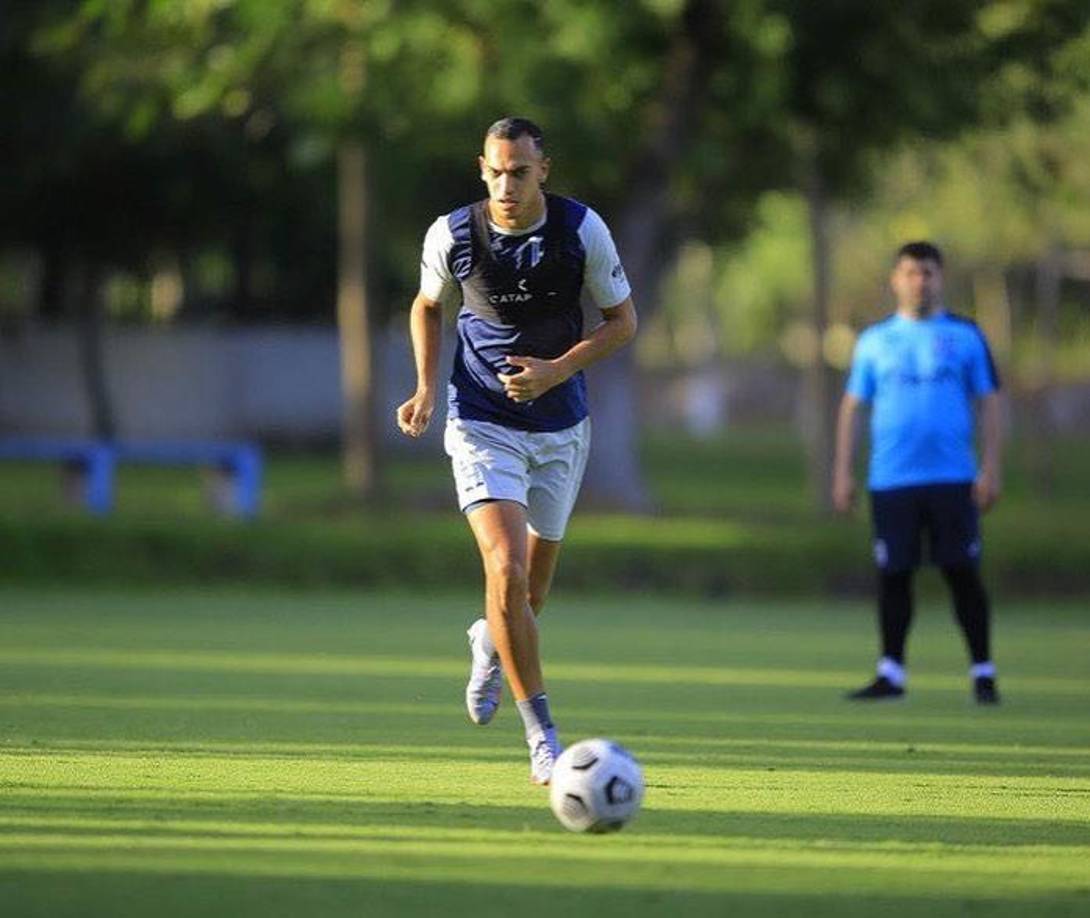 Devron García, quien milita en el Real España y pertenece a la selección de Honduras, es el jugador que se atrevió a pedirle matrimonio a su novia.