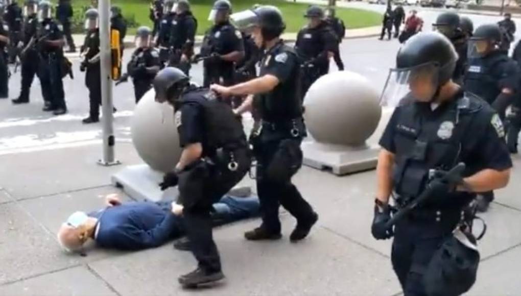 Suspenden a policía que ofreció puesto a agresores de manifestante de 75 años   