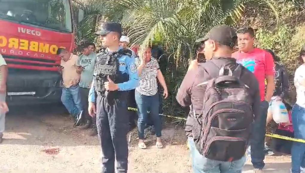 En el lugar del accidente se ha confirmado el fallecimiento de 15 personas, incluyendo 7 hombres y 8 mujeres. Además, se reportan 14 heridos trasladados al Hospital de Occidente, de los cuales lamentablemente dos fallecieron en el hospital, informó el cuerpo de Bomberos.