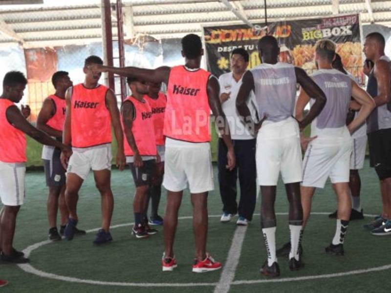 El Platense entrenó en una cancha sintética a horas de su batalla en Tocoa.
