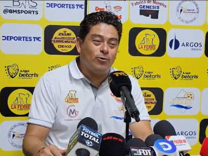 Reynaldo Tilguath en conferencia de prensa tras la derrota ante Olimpia.