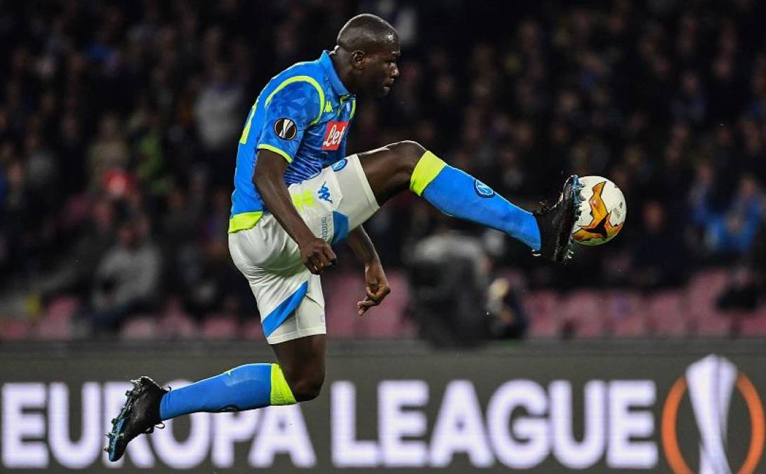 El defensor senegalés Kalidou Koulibaly jugará en el Chelsea la próxima temporada. El club inglés ha llegado a un acuerdo total por el central del Nápoles, que cobrará 40 millones de euros incluyendo los variables.