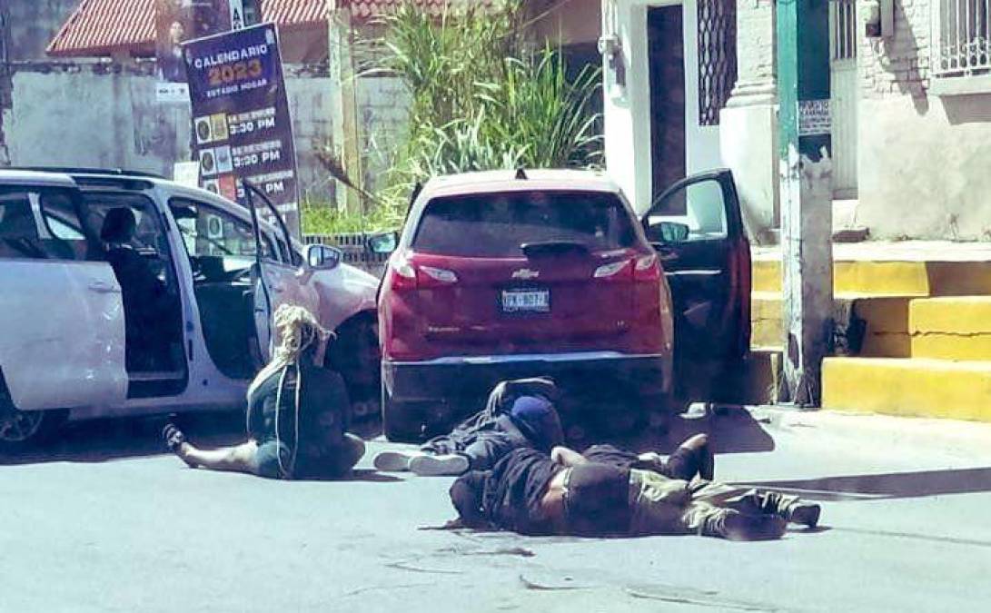 Durante el secuestro murió un mexicano, señaló por su parte este lunes el embajador estadounidense en <b>México</b>, Ken Salazar, en un comunicado. Imágenes que circulan en redes sociales muestran el cuerpo de una de las víctimas en la escena.