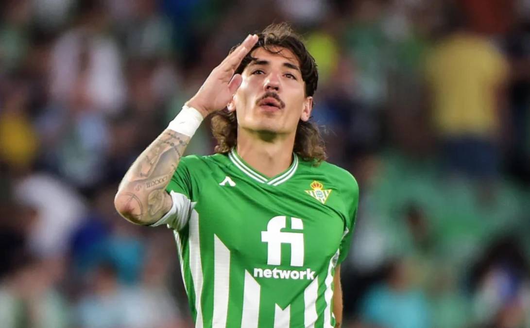 El Atlético de Madrid y Arsenal negocian por Héctor Bellerín. Los colchoneros desean tener en sus filas al lateral derecho, quien estuvo la campaña pasa cedido a préstamo en el Real Betis.