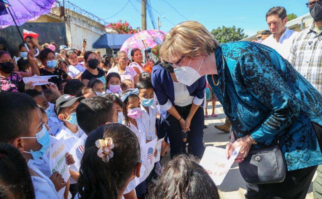 Embajadora de Estados Unidos visita kínder en Lomas del Carmen