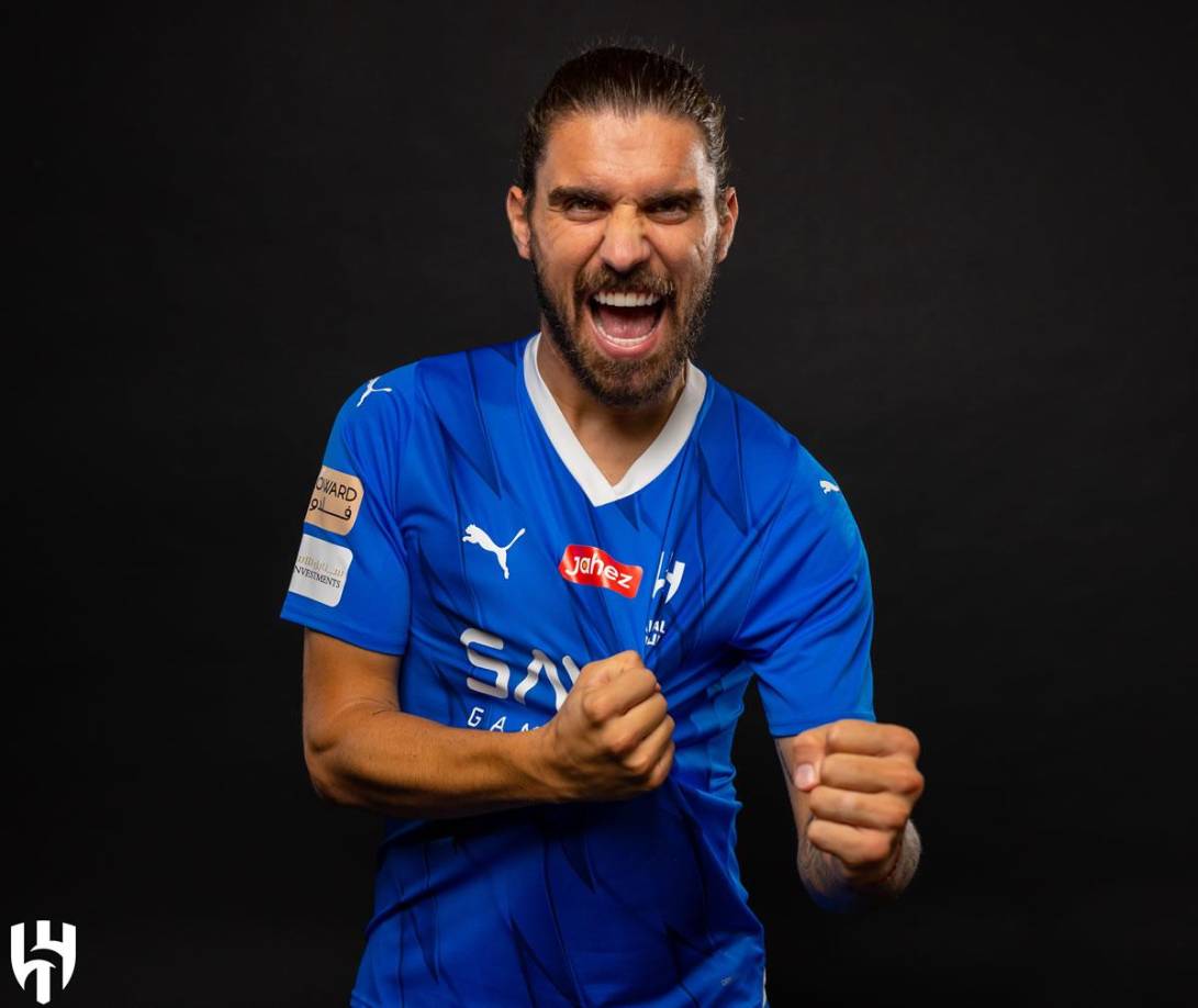 Rubén Neves - El Al-Hilal de Arabia Saudita ha hecho oficial la contratación, hasta la temporada 2025-2026, del centrocampista internacional portugués de 26 años Rubén Neves, quien llega al club procedente de las filas del Wolverhampton inglés. Así, se le escapa este fichaje al Barcelona, pues Xavi lo quería para el centro del campo.