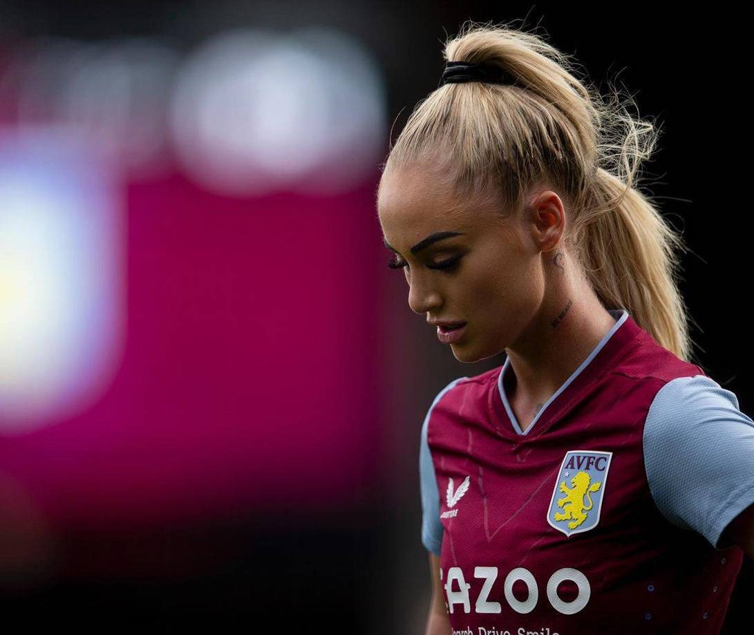 Asimismo, The Sun despeja cualquier rumor amoroso que vincule al futbolista del Manchester United con la suiza.