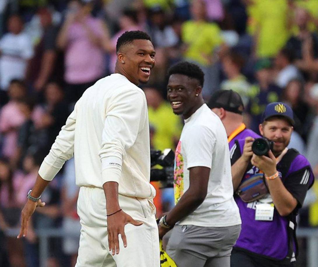 El momento curioso llegó cuando corrió hacia el área y dio tremendo brinco con brazos y piernas extendidas para que los aficionados del conjunto local corearan “¡Siuuu!” como lo suele hacer Cristiano Ronaldo cada vez que celebra un gol.