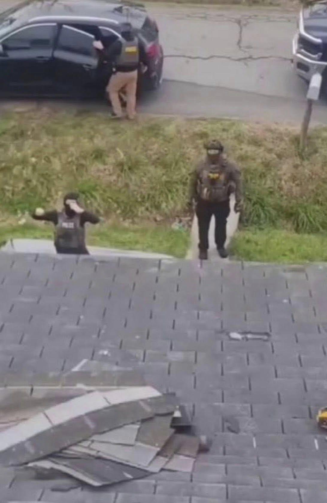 Contratan a migrantes para que les arreglen el techo y luego llaman a ICE para no pagarles