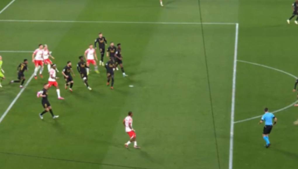 Polémica apenas a los dos minutos de haber comenzado el juego. Se invalidó un gol al Leizpig ya que se marcó que un futbolista estorbaba a Lunin. 