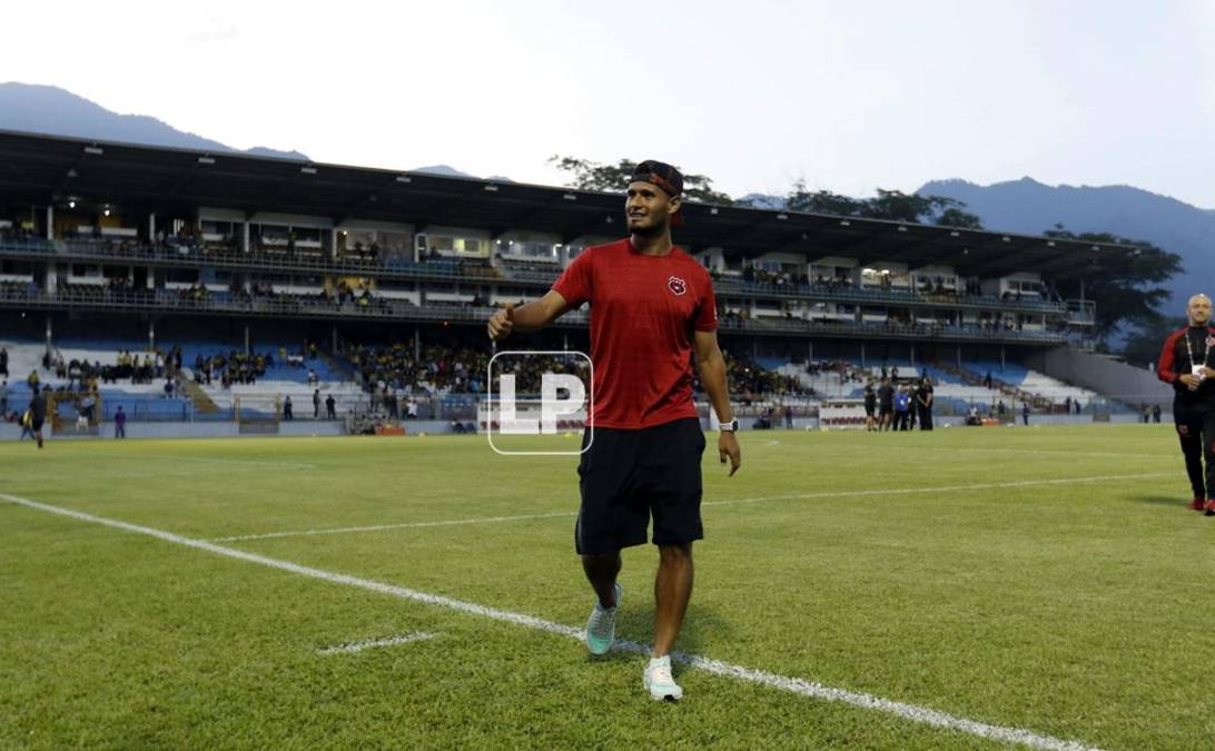 El futbolista hondureño Alex López, del Alajuelense, saludó a algunos aficionados a su llegada al Morazán.