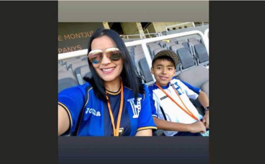La bella Virginia Varela, esposa de Emilio Izaguirre, junto a su hijo en el estadio Olímpico de Montjuïc. Foto Instagram