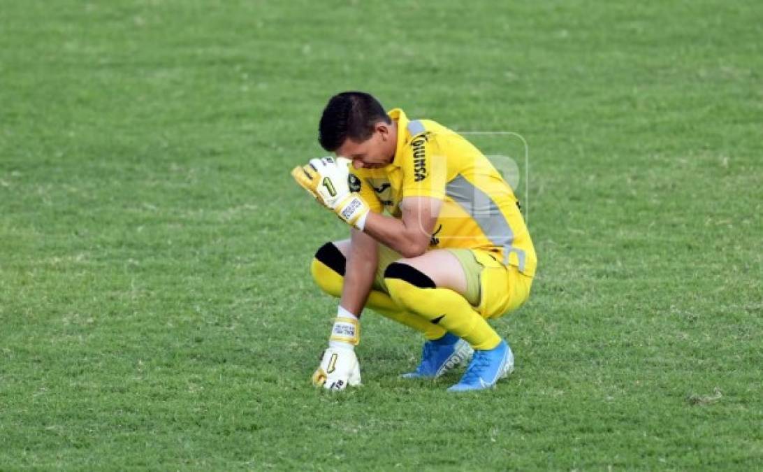 El portero del Real España, Michael Perelló, triste por la derrota ante Platense.