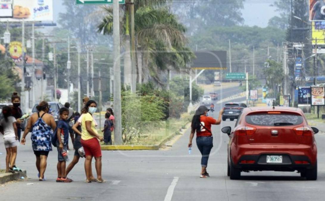 En San Pedro Sula, bulevares como Michelleti, Avenida Circunvalación están repletas de personas pidiendo, baja la ventanilla y da de buena voluntad, son nuestros hermanos.