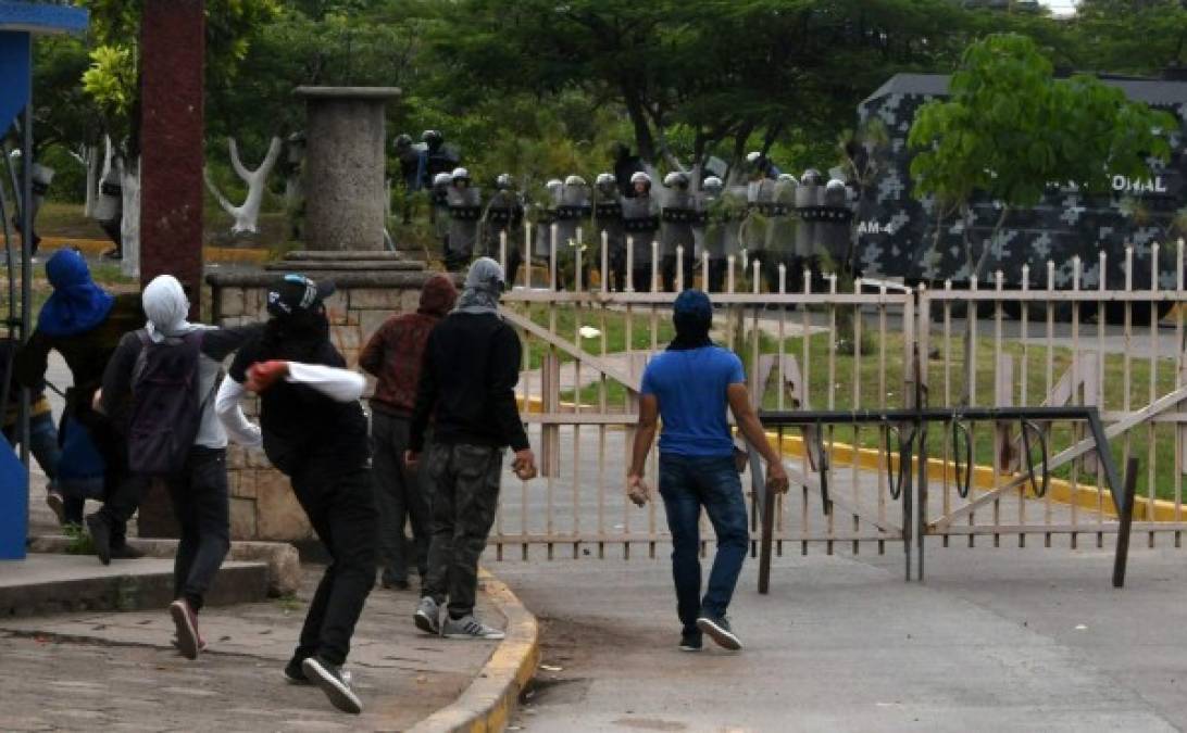 El MEU exige la renuncia de la rectora, vicerrectores y decanos por haber llevado a los tribunales a unos treinta estudiantes porque durante manifestaciones, demandando la derogación de las normas académicas causaron, daños en edificios. AFP