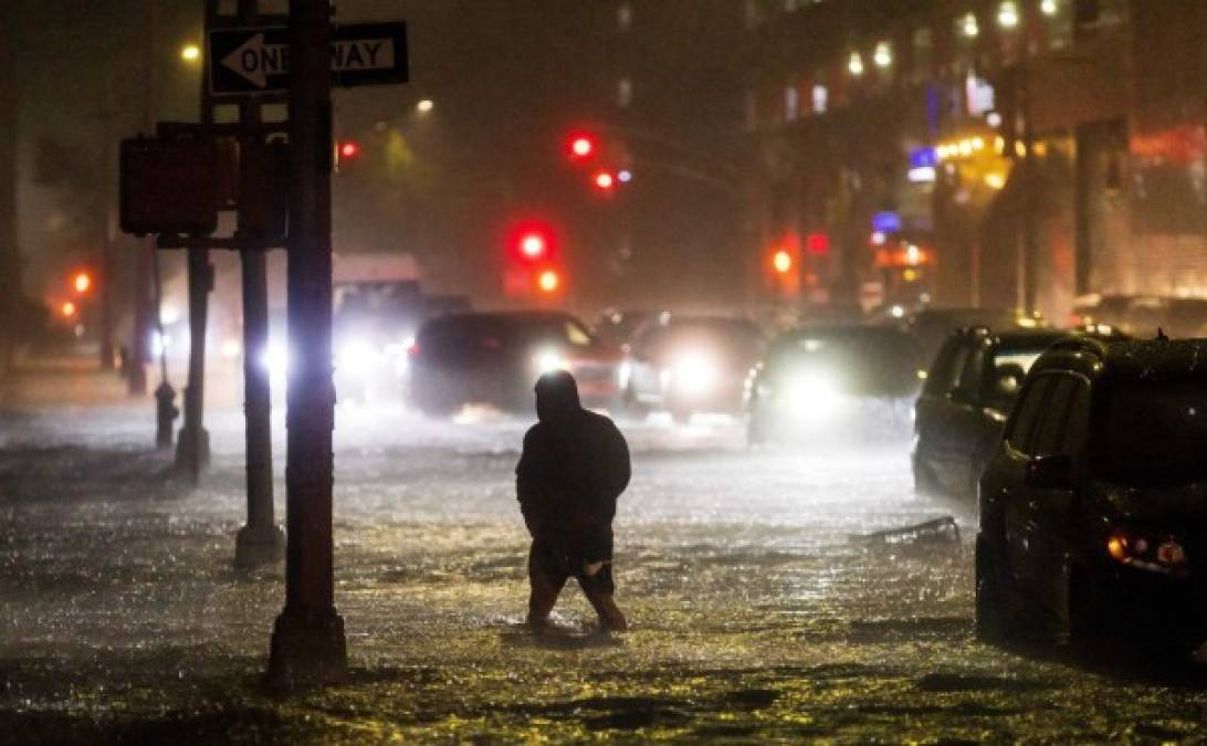 Nueva York y Nueva Jersey declararon el estado de emergencia, mientras que el Servicio Meteorológico Nacional (NWS) emitió su primera alerta por inundación repentina en la historia de NYC, ya golpeada en octubre de 2012 por el huracán Sandy.