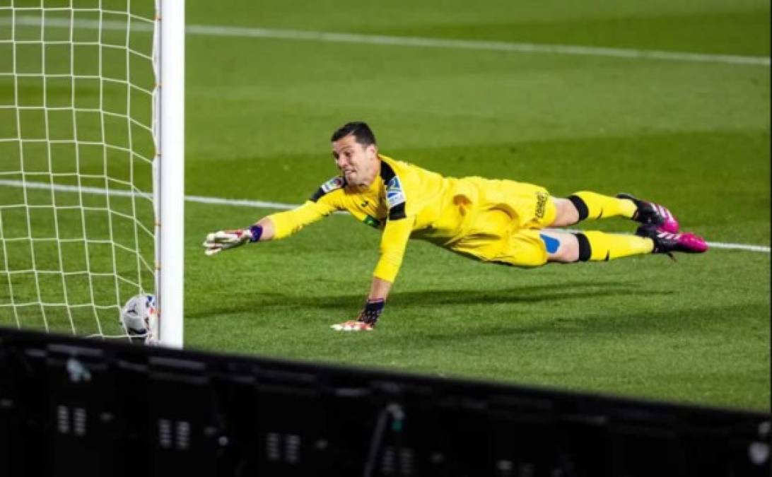 El portero del Getafe, David Soria, intentando detener el balón en el autogol de Sofian Chakla para el 2-1 del Barcelona.